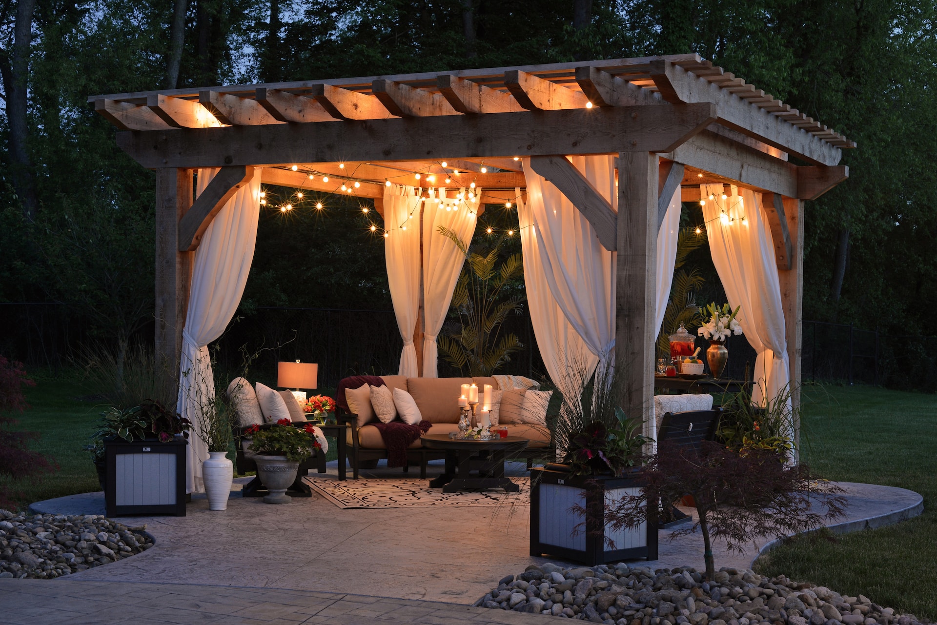 Struxure vs. Traditional Pergolas: Which Reigns Supreme?